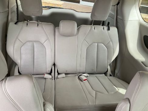 Used 2021 Chrysler Pacifica Touring-L FWD image 17