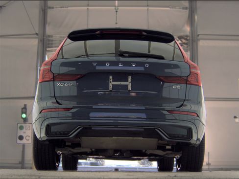 Used 2026 Volvo XC60 B5 Ultra AWD/4WD image 11