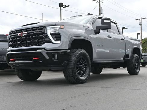 Used 2024 Chevrolet Silverado 2500 ZR2 w/ Technology Package AWD/4WD image 11