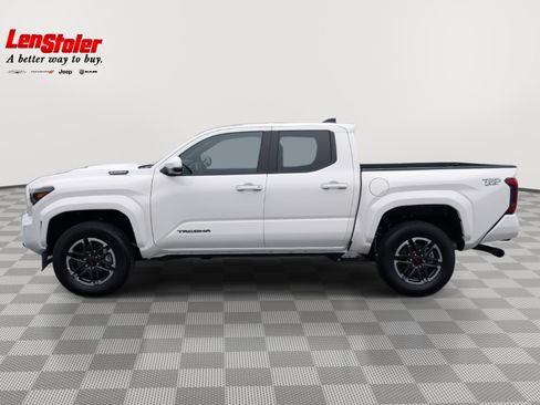 Used 2025 Toyota Tacoma TRD Sport w/ TRD Sport Upgrade Package image 2