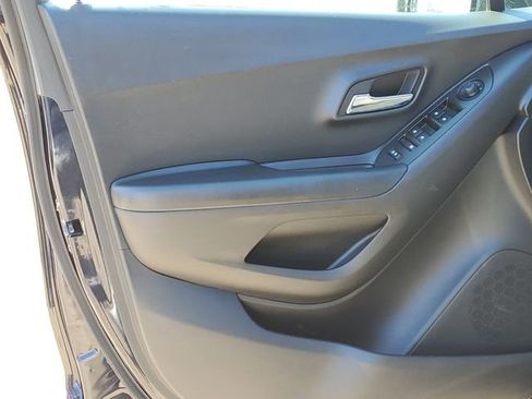 Used 2022 Chevrolet Trax LT w/ LT Convenience Package AWD/4WD image 18