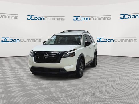 Used 2022 Nissan Pathfinder SV AWD/4WD image 4