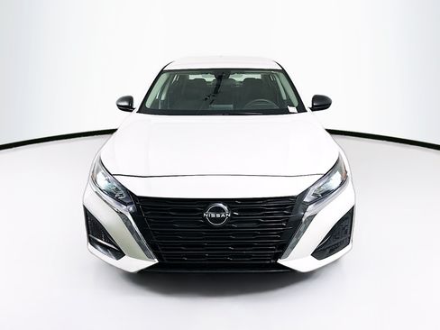 Used 2025 Nissan Altima 2.5 SV FWD image 2