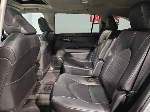 Certified 2025 Toyota Highlander XLE image 36