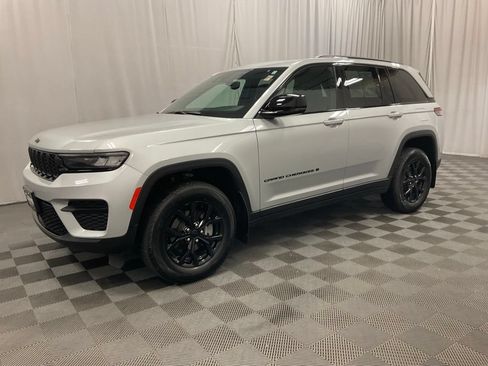 Used 2024 Jeep Grand Cherokee Altitude AWD/4WD image 5