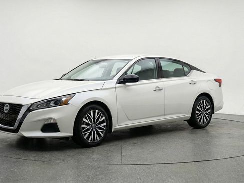 Used 2025 Nissan Altima 2.5 SV FWD image 3