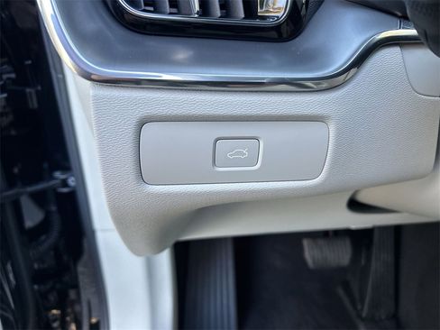 New 2025 Volvo XC60 B5 Core w/ Protection Package Premier image 17