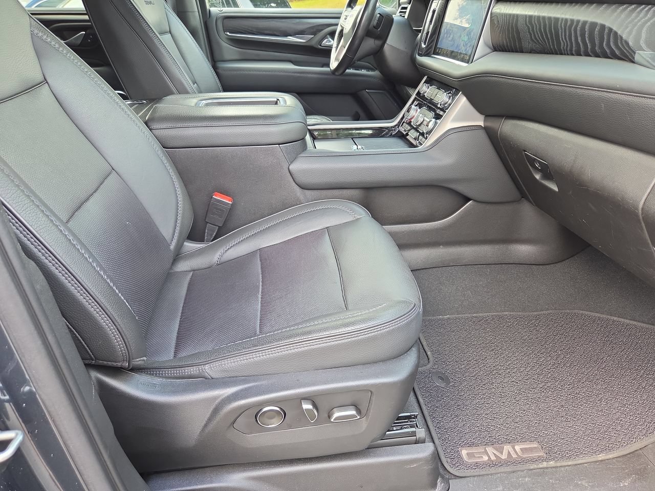 Used 2021 GMC Yukon Denali w/ Denali Ultimate Package AWD/4WD image 29