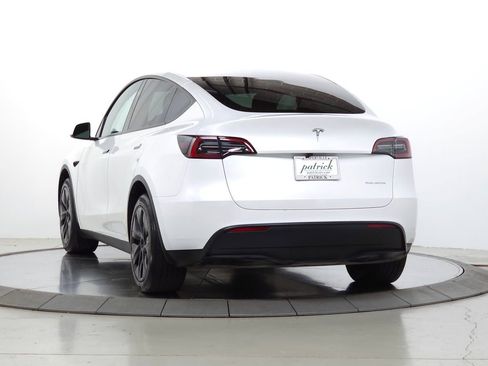 Used 2025 Tesla Model Y Long Range AWD/4WD image 3