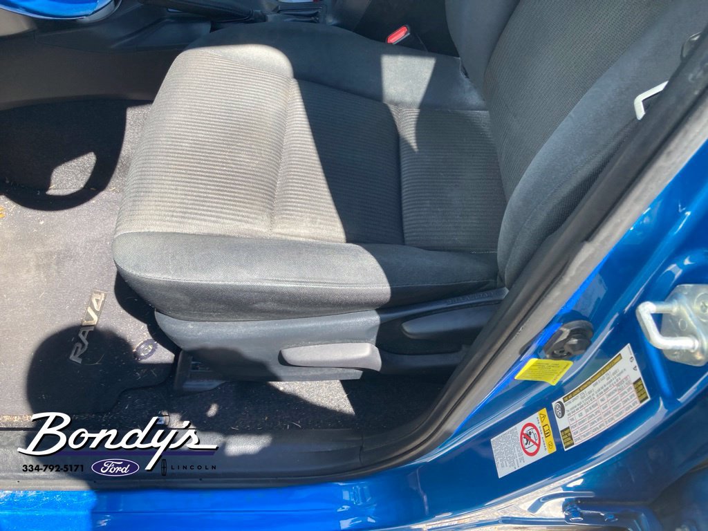 Used 2018 Toyota RAV4 LE FWD image 6
