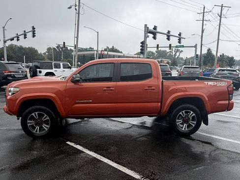 Used 2017 Toyota Tacoma TRD Sport w/ Tow Package (A/T) AWD/4WD image 9