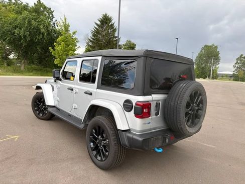 Used 2022 Jeep Wrangler Unlimited Sahara AWD/4WD image 3