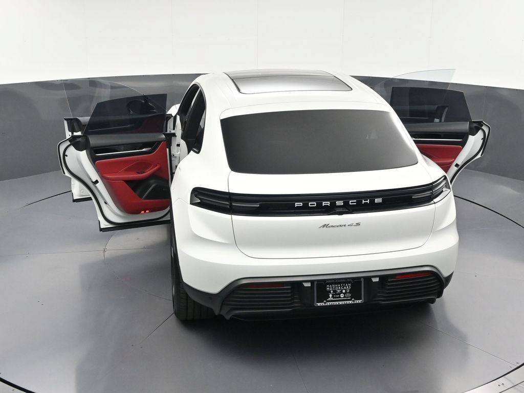 Certified 2025 Porsche Macan 4S Electric AWD/4WD image 36