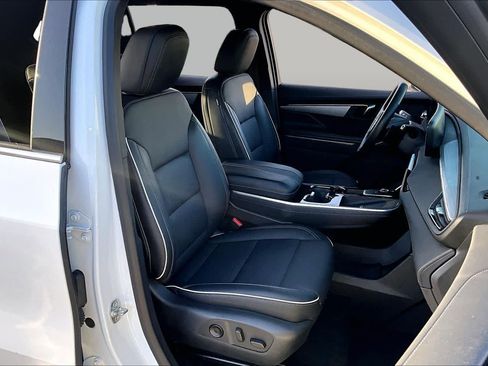 Used 2025 Buick Enclave Preferred FWD image 9