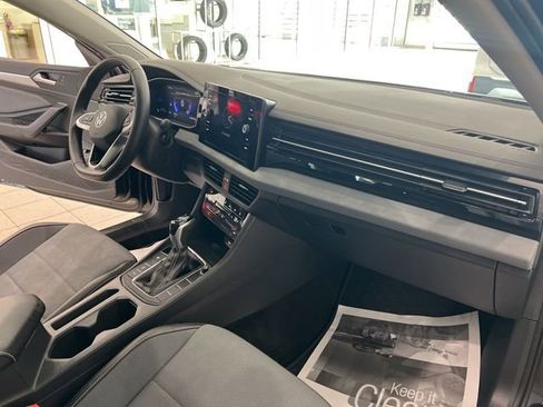 Used 2025 Volkswagen Jetta SE w/ Sunroof Package FWD image 23