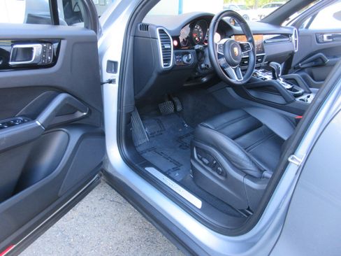 Used 2023 Porsche Cayenne image 6