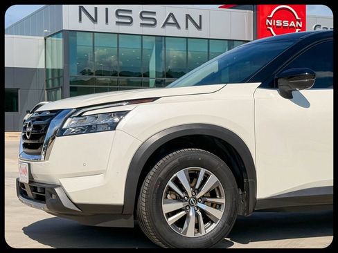 Used 2023 Nissan Pathfinder SL FWD image 2