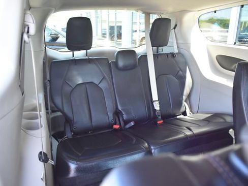 Used 2020 Chrysler Pacifica Touring-L FWD image 43