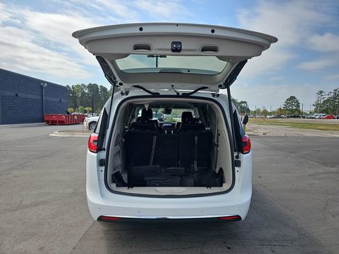 Used 2023 Chrysler Pacifica Touring-L image 17