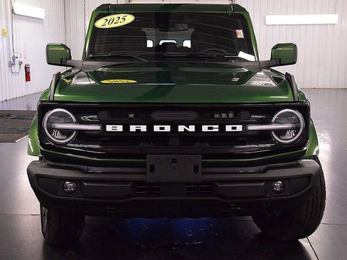 Used 2025 Ford Bronco Outer Banks image 2