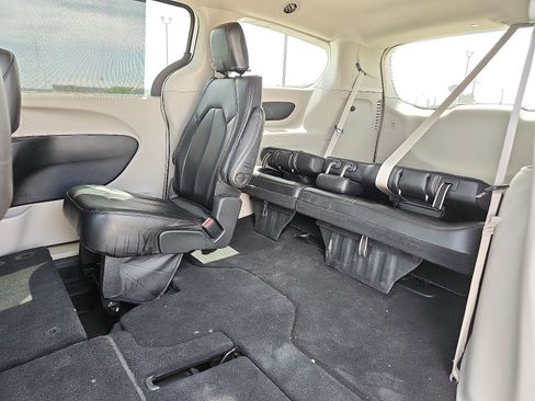 Used 2023 Chrysler Pacifica Touring-L FWD image 8
