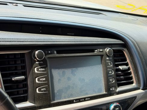 Used 2016 Toyota Highlander XLE FWD image 7