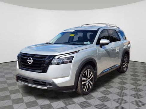 Certified 2024 Nissan Pathfinder Platinum w/ Black Appearance Package AWD/4WD image 2