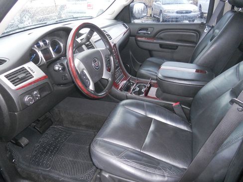 Used 2011 Cadillac Escalade Luxury AWD/4WD image 11