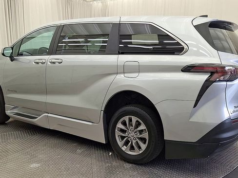 Used 2024 Toyota Sienna LE FWD image 12