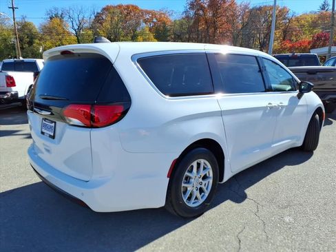 New 2026 Chrysler Voyager LX image 4