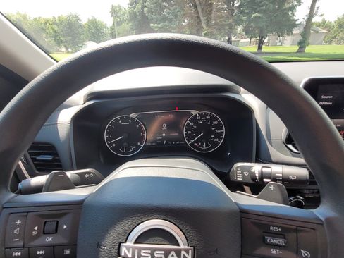 Used 2025 Nissan Rogue S image 12