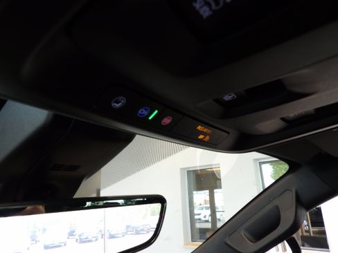Used 2021 Chevrolet Suburban Premier AWD/4WD image 17