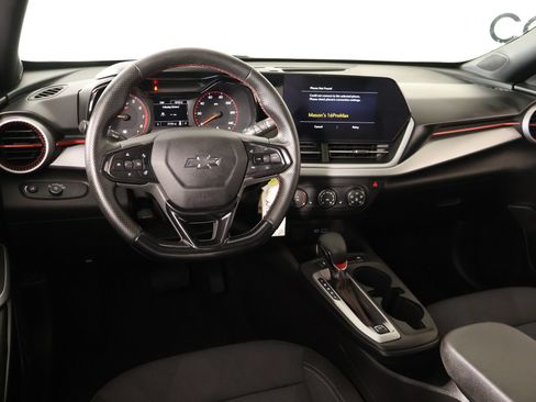 Used 2025 Chevrolet Trax RS w/ Sunroof Package FWD image 2
