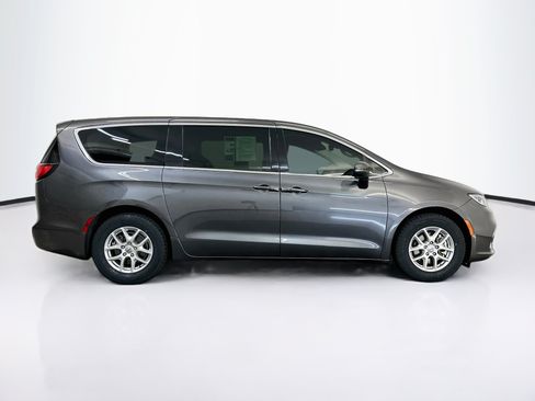 Used 2023 Chrysler Pacifica Touring-L FWD image 10