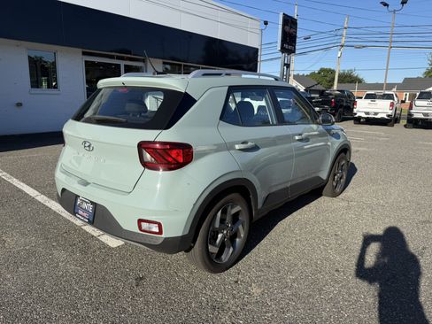Used 2025 Hyundai Venue SEL FWD image 3