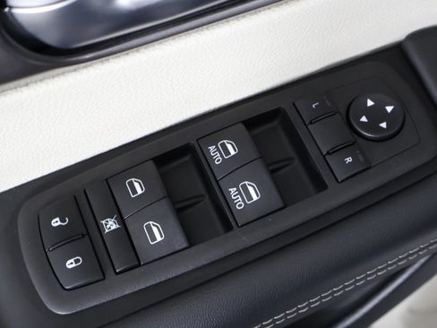 Used 2024 Chrysler Pacifica Limited FWD image 39