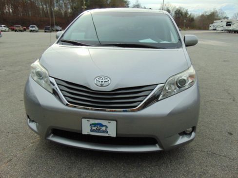 Used 2013 Toyota Sienna XLE image 33