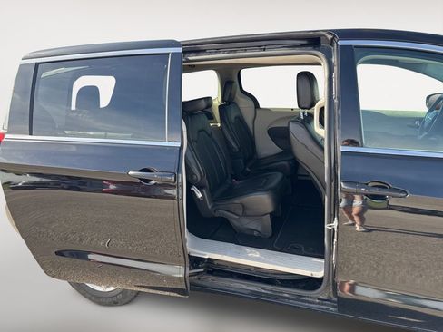 Used 2024 Chrysler Pacifica Touring-L FWD image 17