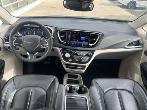 Used 2022 Chrysler Pacifica Touring-L FWD image 11