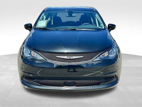 Used 2022 Chrysler Voyager LX FWD image 2