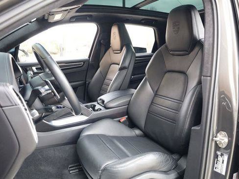Used 2023 Porsche Cayenne Turbo AWD/4WD image 19