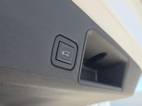 Used 2024 GMC Terrain SLT w/ Tech Package FWD image 12