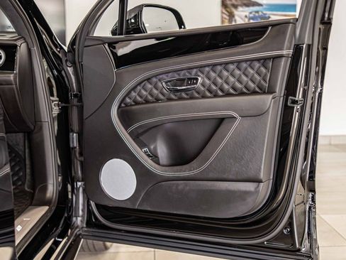 Used 2022 Bentley Bentayga AWD/4WD image 48