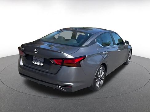 Used 2025 Nissan Altima 2.5 SV FWD image 14