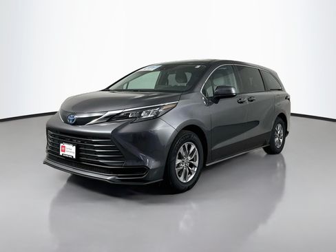 Certified 2025 Toyota Sienna LE FWD image 3