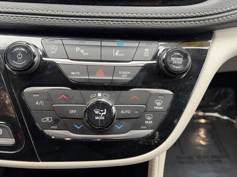 Used 2023 Chrysler Pacifica Limited image 16