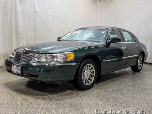 Used 1999 Lincoln Town Car Signature RWD image 2