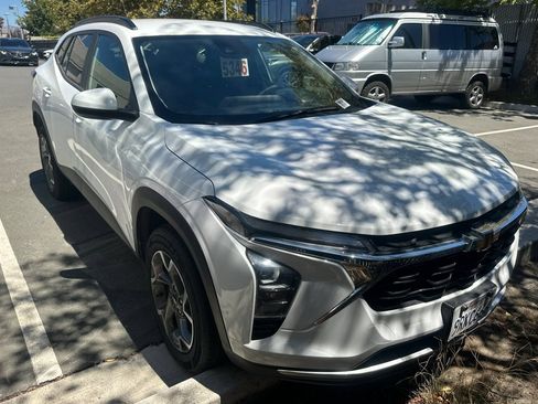 Used 2025 Chevrolet Trax LT FWD image 2