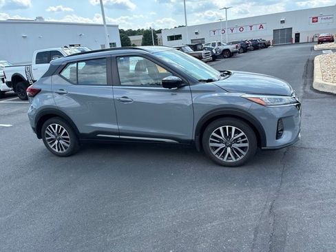 Used 2023 Nissan Kicks SR w/ SR Premium Package FWD image 4