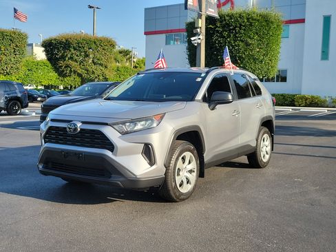 Used 2020 Toyota RAV4 LE FWD image 6